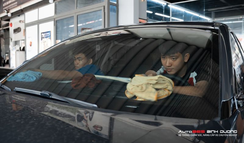Phim cách nhiệt ô tô 3M tăng sự an toàn khi kính va đập.