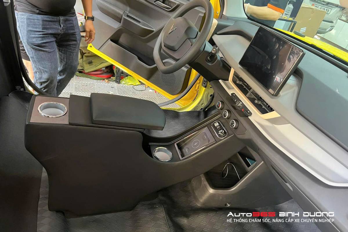 Bệ Tỳ Tay Vinfast Vf3 - Yên Ngựa Vf3 Tích Hợp Sạc Có Dây Và Không Dây - Auto365 Bình Dương Bệ Tỳ Tay Vinfast VF3 - Yên Ngựa VF3 Tích Hợp Sạc Có Dây Và Không Dây